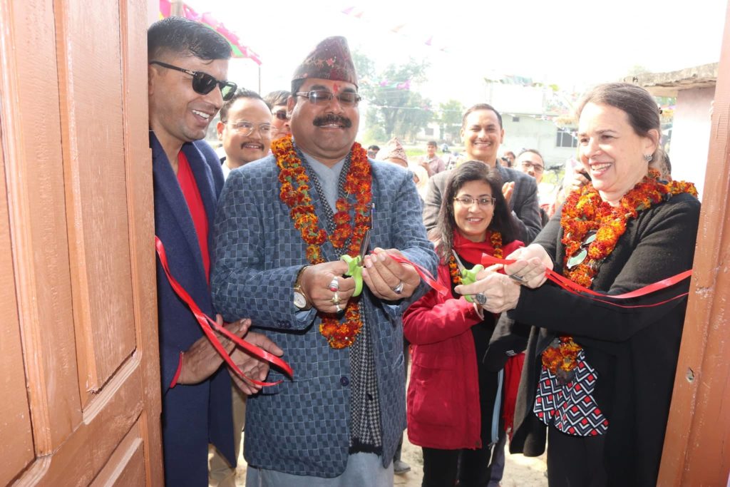 नगरप्रमुख वड र क्यानडा सरकारका प्रतिनिधी जेनेटद्धारा सूचना प्रविधी केन्द्रको उद्घाटन