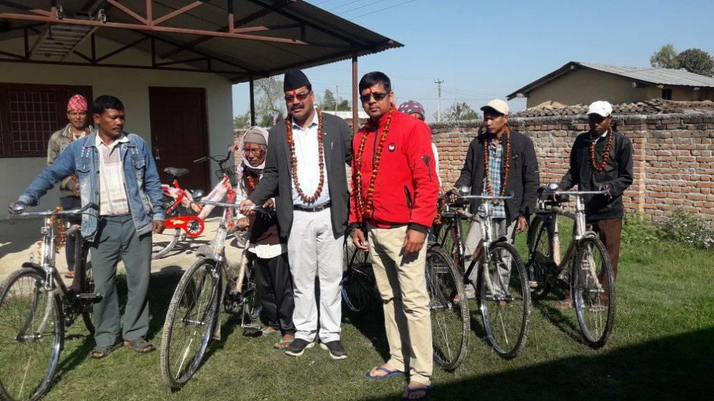 स्यमसेवक औ भलमन्साके साईकल वितरण