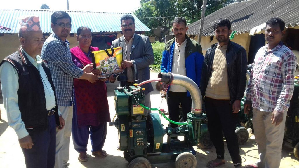 किसानलाई सिंचाई बोर र ईन्जिन हस्तान्तरण