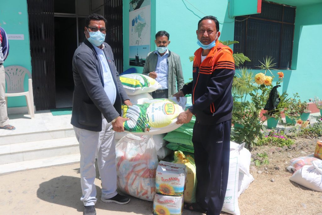 धनगढी उप–महानगरले छाक टार्न समस्या भएकालाई खाद्यान्न बाड्दै