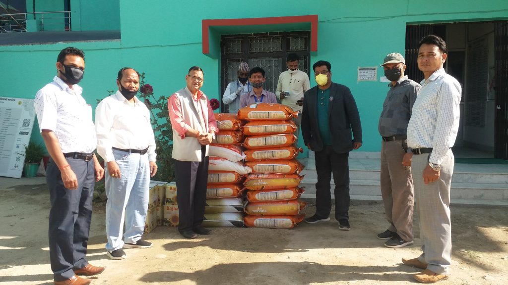 विपन्न समुदायका लागि ऐश्वर्य बहुमुखी क्याम्पस प्रध्यापकहरुद्वारा धनगढी उपमहानगरपालिकालाई खाद्यान्न सामाग्री हस्तान्तरण