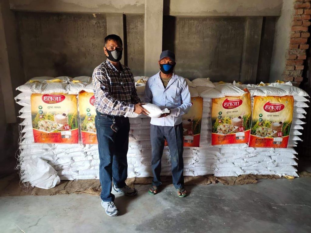 विपन्न समुदायका लागि श्री बालाजाी राइस मिलको सहयोगमा भजनीनगरपालिकालाई खाद्यान्न सामाग्री हस्तान्तरण