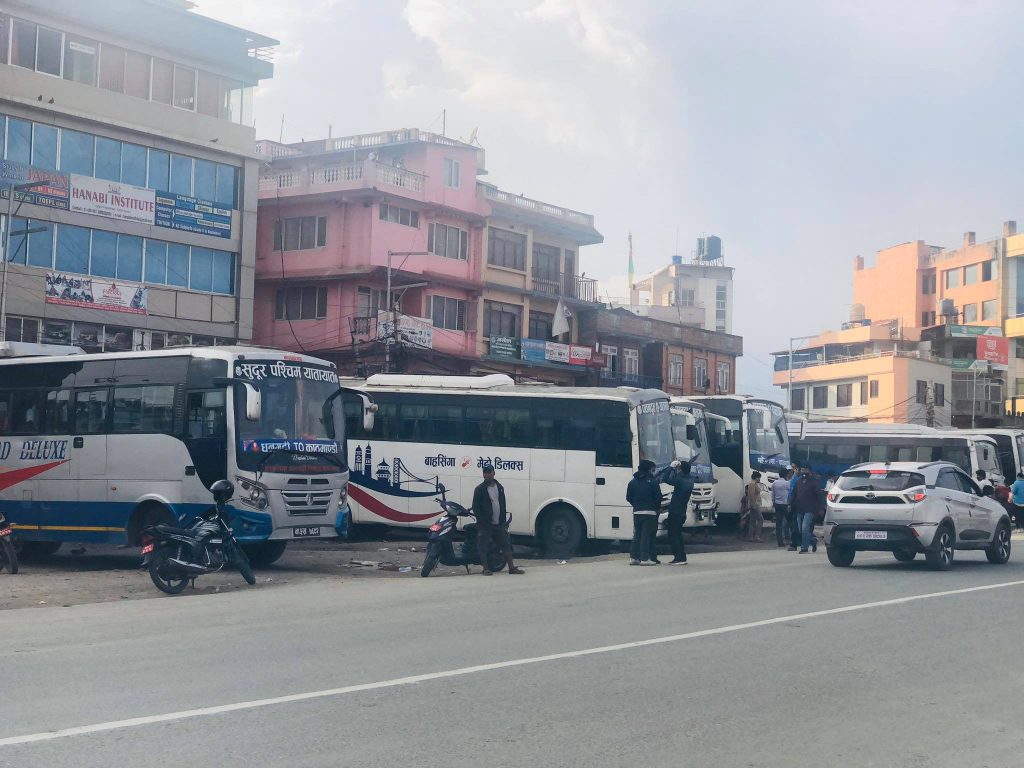 काठमाडाैँबाट १५ सयबढी बिद्यार्थि र मजदुरलाइ धनगढी पठाइयाे