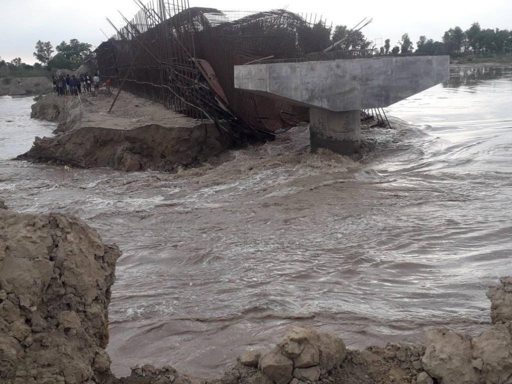 कञ्चनपुरका नदिमा आएको बाढीले एक जना बेपत्ता,निर्माणधिन पुल भत्कीयो ।