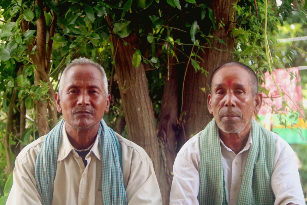 थारू नाँचमे नबदाे , थेइया , कनरीक पच्छु काैनसी गित गात हए , जा अन्तरबार्तामे सब हए