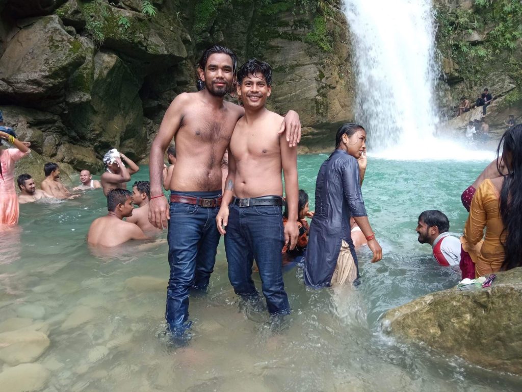 काेराेना सङ्क्रमणले राेक्न सकेन बतासे झर्ना पुग्ने पर्यटक