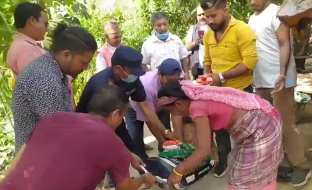 ‘केही नहुनेका लागि हामी छौ’ अभियान अन्तर्गत आठौँ दिनमा घोडाघोडीका ४ परिवारलाई राहत वितरण