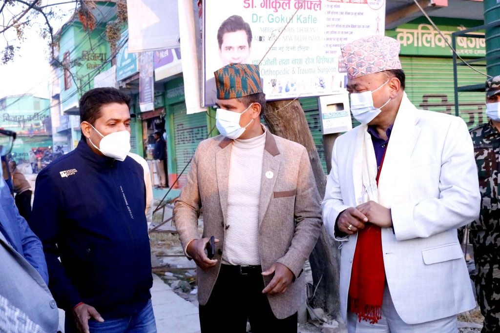 चार लेन हुलाकी राजमार्गकाे अनुगमन गर्दै मन्त्रि द्वाेय