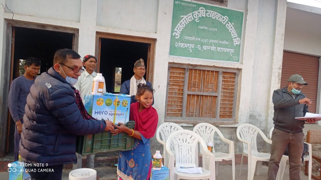 ५०%अनुदानमा थारुआलु किशानलाई समाग्री तथा बिषदी हस्तान्तरण