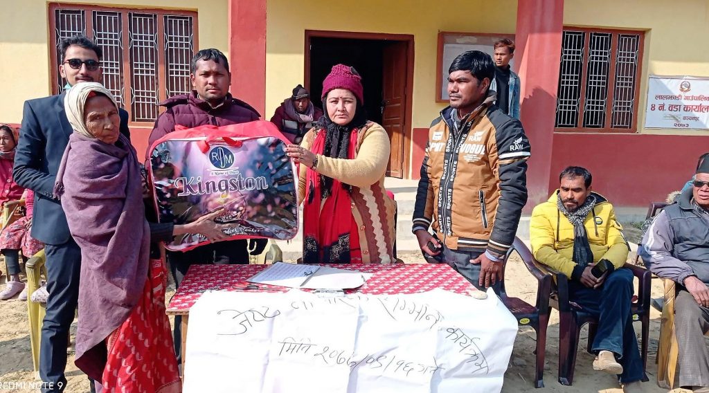 लालझाडीमा कमल तथा न्यानो कपडा बितरण