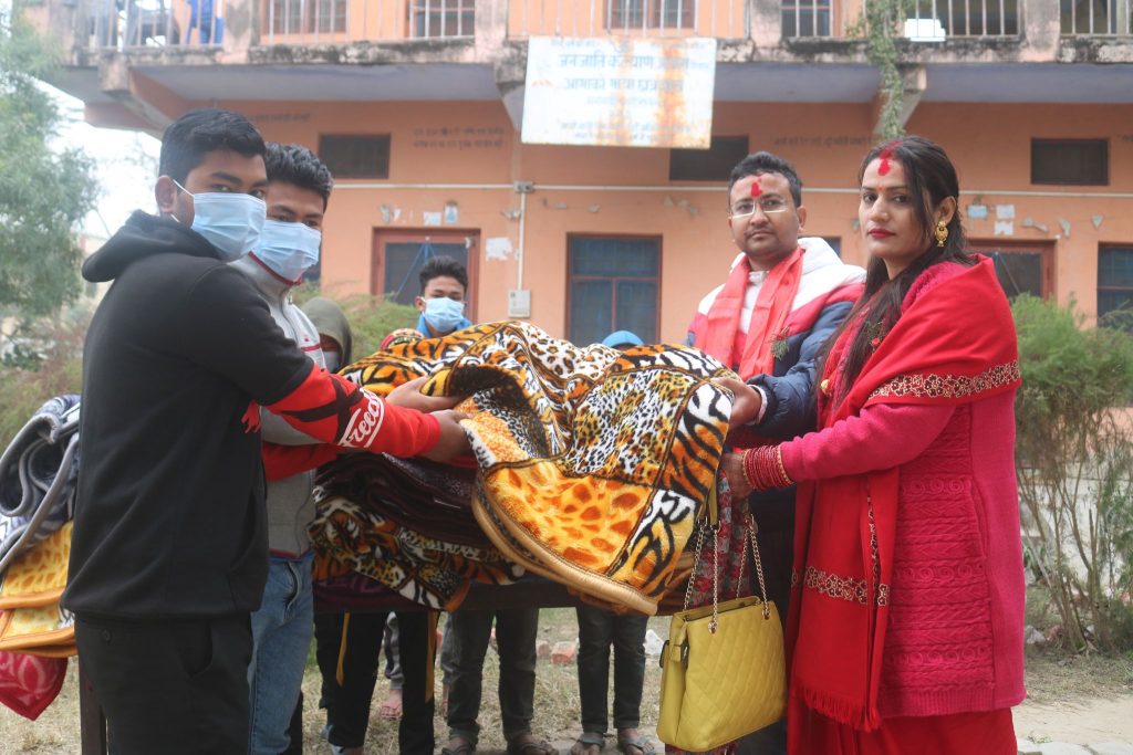 बेहुलाबुहलीले खाद्यन्न र कपडा बांडे