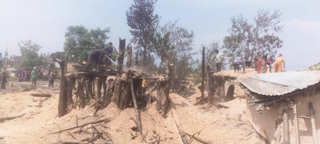 लालझाडीमा आगलागीबाट घर र गोठ पुरै नष्ट