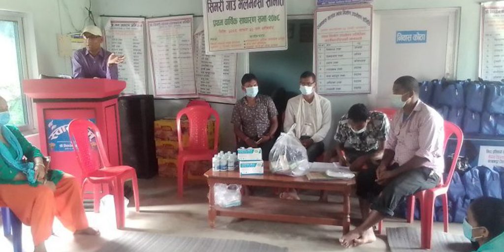 कञ्चनपुरमा बाढीपीडित परिवारलाई स्वास्थ्य सामग्री वितरण