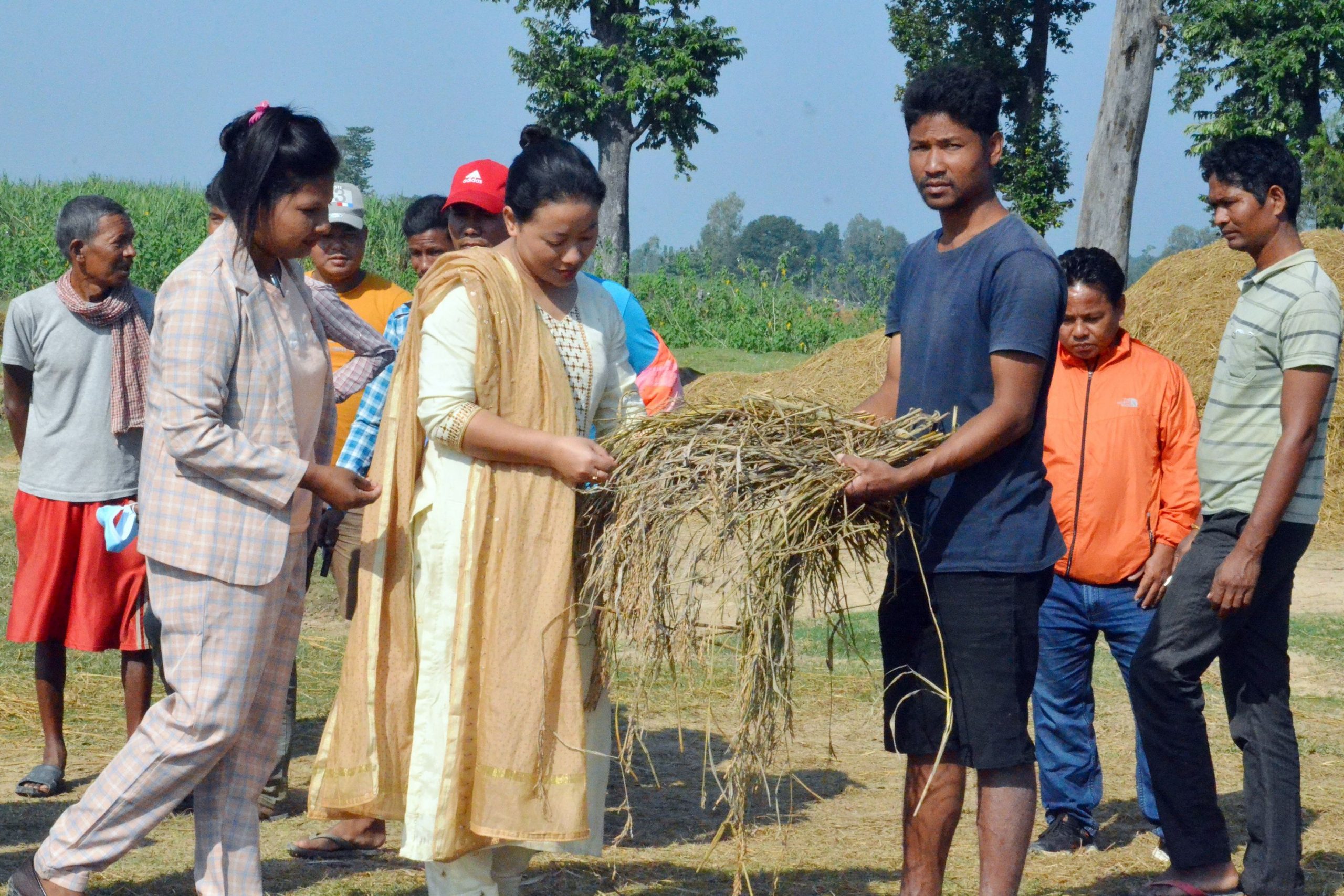 पुर्व खानेपानी मन्त्री विना मगर निरन्तर बाढी पिडितको घरदैलोमा