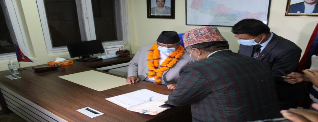 उद्योग मन्त्री गजेन्द्र बहादुर हमालले प्रधानमन्त्रीलाई राजिनामा बुझाए