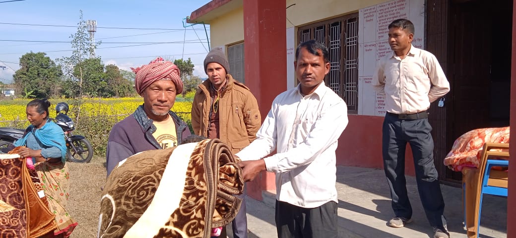 लालझाडीले चिसाेबाट बचन  बृद्धाहरूलाई न्यानाे कपडा वितरण