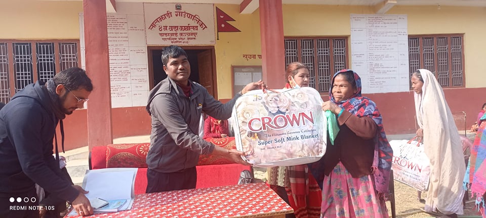 लालझाडीमा  चिसाेबाट बचन बृद्धाहरूलाई न्यानाे कपडा वितरण