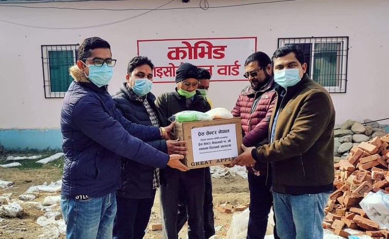 प्रेस सेन्टरको १८ औं स्थापना दिवसको अवसरमा फलफूल तथा स्वास्थ्य सामग्री वितरण