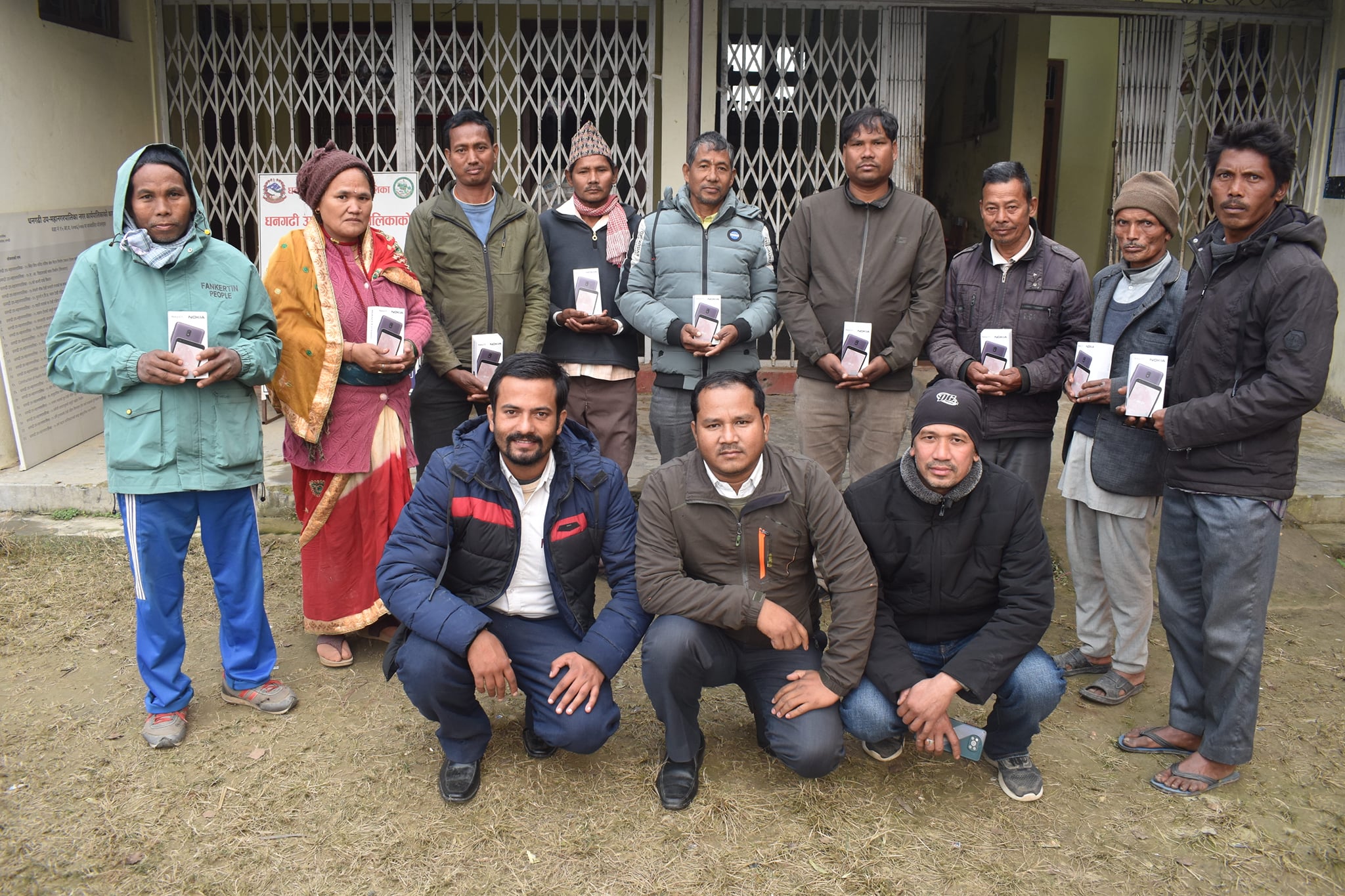 सुचनाको पहुच बढाउन भलमन्साहरुलाई स्मार्टफोन वितरण