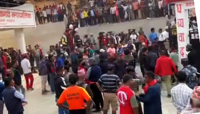 माओवादीके कार्यकर्ता बीच आपनाैआपनमे कुटपिट