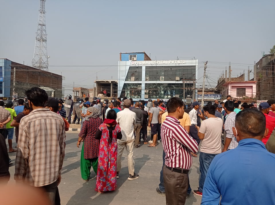 पदमा अस्पतालमा स्थानियकाे तोडफोड