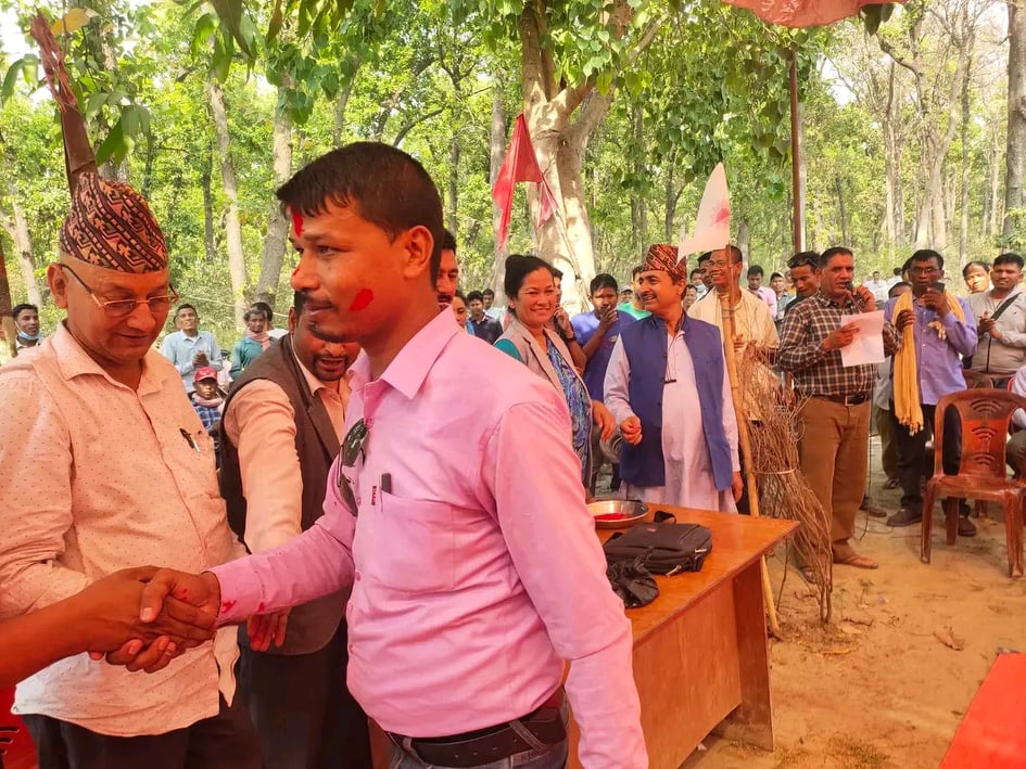 चुनाबकाे मुखमा समाजबादीका इन्चार्ज सहित १५ जना एमाले मा प्रबेश