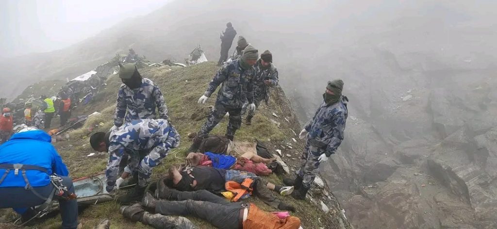 साेमबार सुबेरे मास्ताङकी थासाङ गाउँपलिका -२ मे विमान दुर्घटनाग्रस्त अवस्थामे पाँई