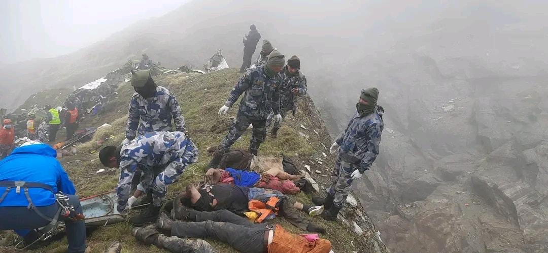 साेमबार सुबेरे मास्ताङकी थासाङ गाउँपलिका -२ मे विमान दुर्घटनाग्रस्त अवस्थामे पाँई