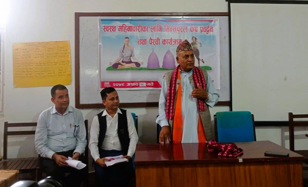 स्वस्थ महिनावारीका लागि किशोरीलाई मिन्सचुरल कप वितरण