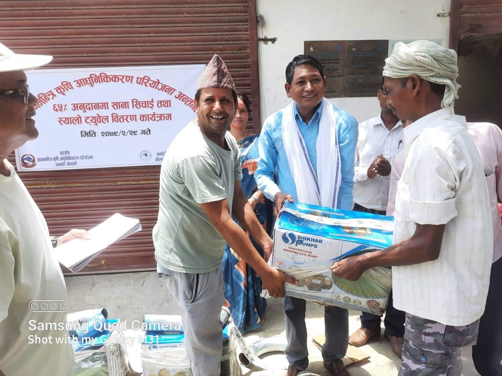 किसानलाई साना सिचाई तथा स्यालो टयूवेल वितरण