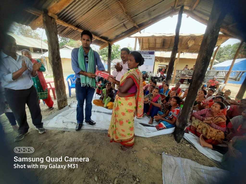आगलागि पीडितलाई नगद सहयोग वाफत चेक हस्तान्तरण