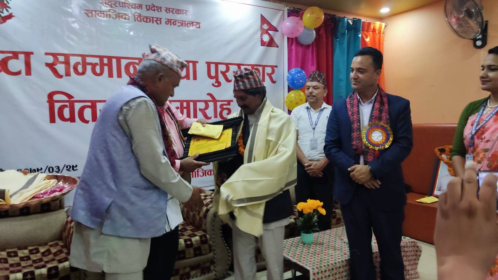 मन्त्री बोहरा र राज्यमन्त्री रैका गरे सुदूरपश्चिमका श्रष्टालाई सम्मान