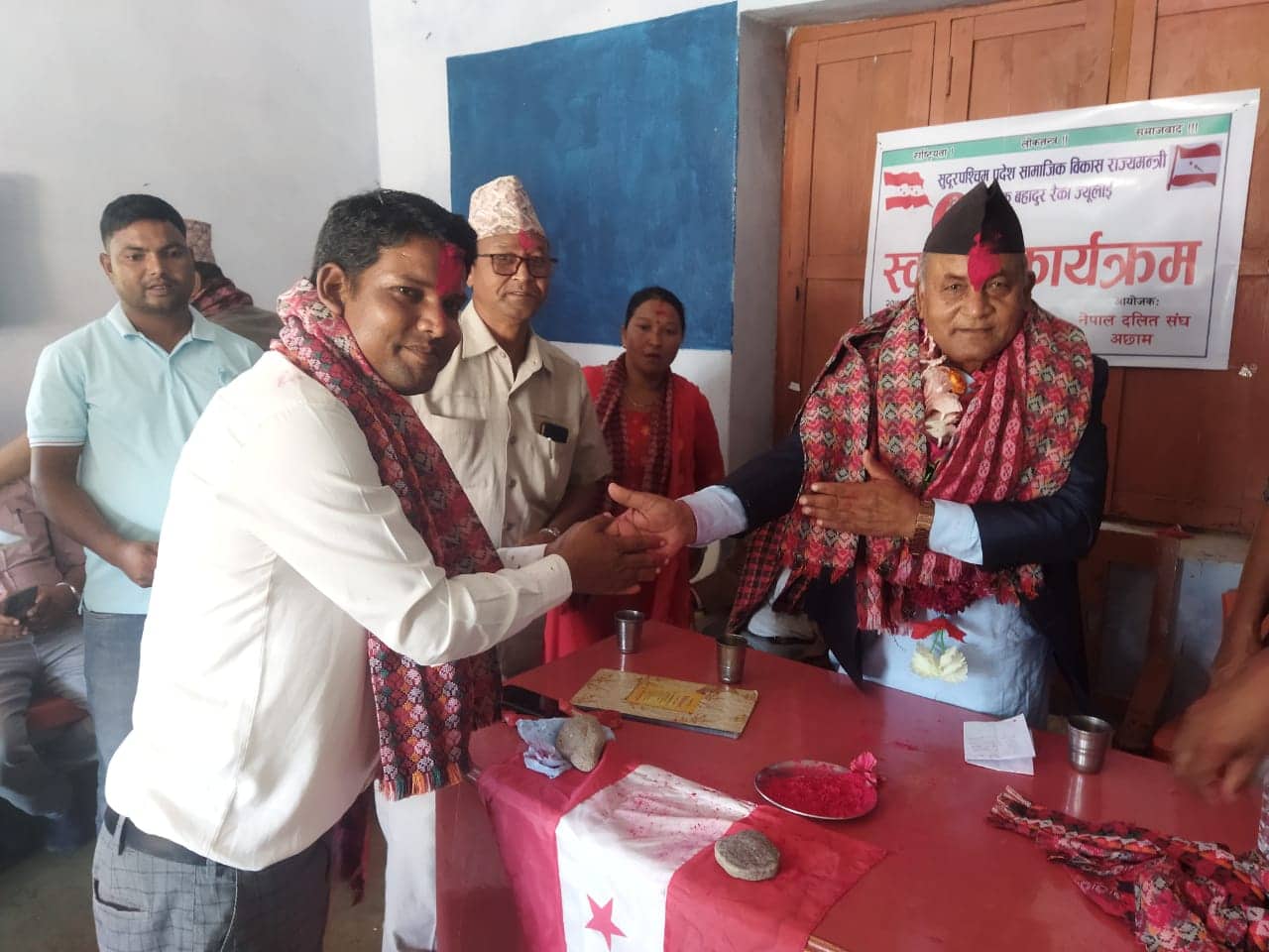 राज्यमन्त्री रैकाले गराए माओबादी नेता प्रकाश लाई काग्रेस प्रवेश