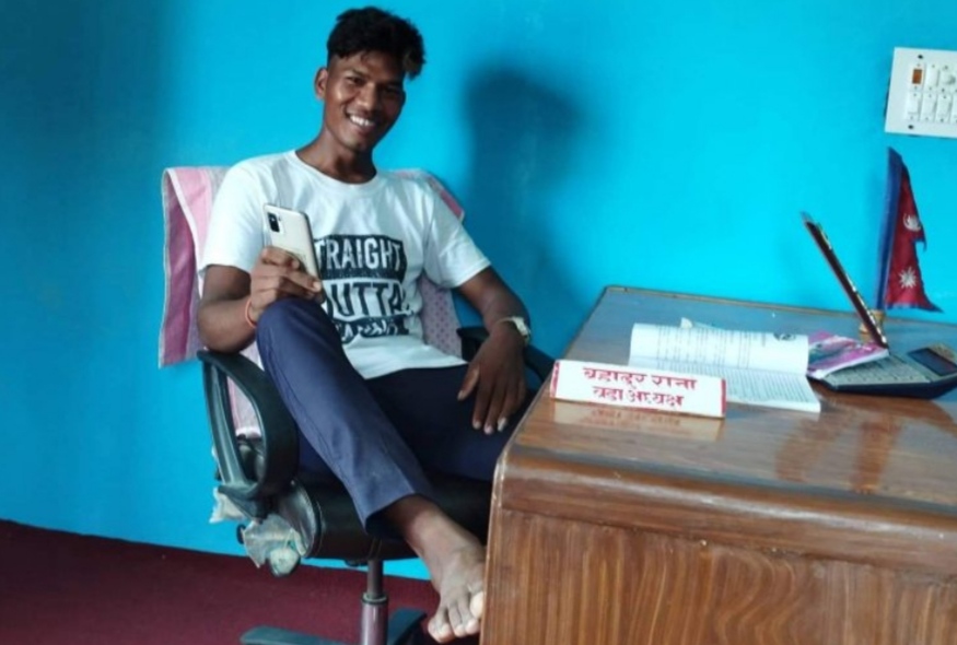 कञ्चनपुरको एक वडा कार्यालयमा आन्दोलनकर्ताले वडाध्यक्षको कुर्सीनै कब्जा