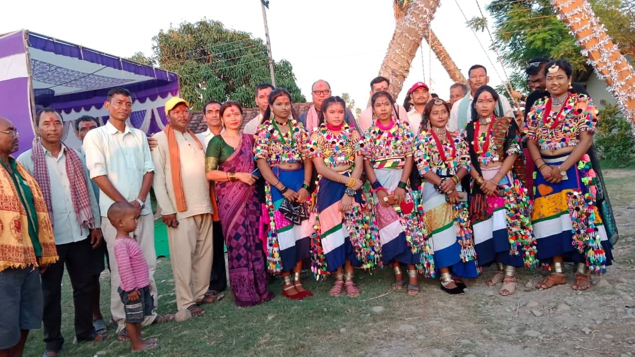 रानाथारु सामुदायमा तिजको रौनक गाउ–गाउमा सामनको डोला