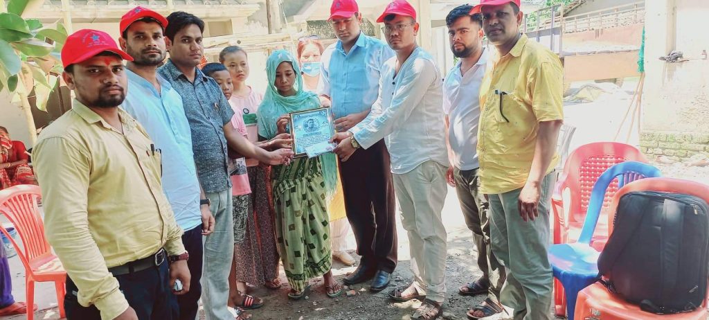 बेलाैरीका कर्मचारी स्व. रानाको परिवारलाई नेपाल निजामती कर्मचारी सङ्गठन कञ्चनपुरले गर्याे नगद २१ हजार सहयोग