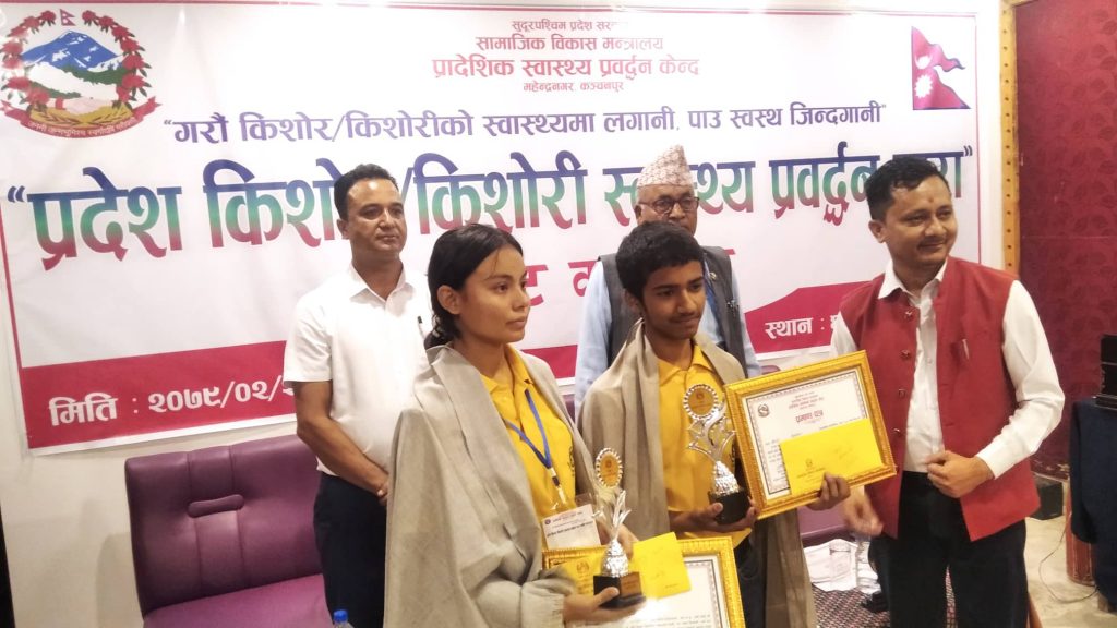 राज्यमन्त्री रैका द्वारा स्वास्थ्य प्रबर्द्धन तारा बिजेतालाई नगद पच्चीस हजार पुरस्कार प्रदान