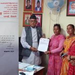 राज्यमन्त्री रैका द्घारा बेल्डाँडी गाउँपालिकालाई स्वास्थ सामाग्री हस्तान्तरण