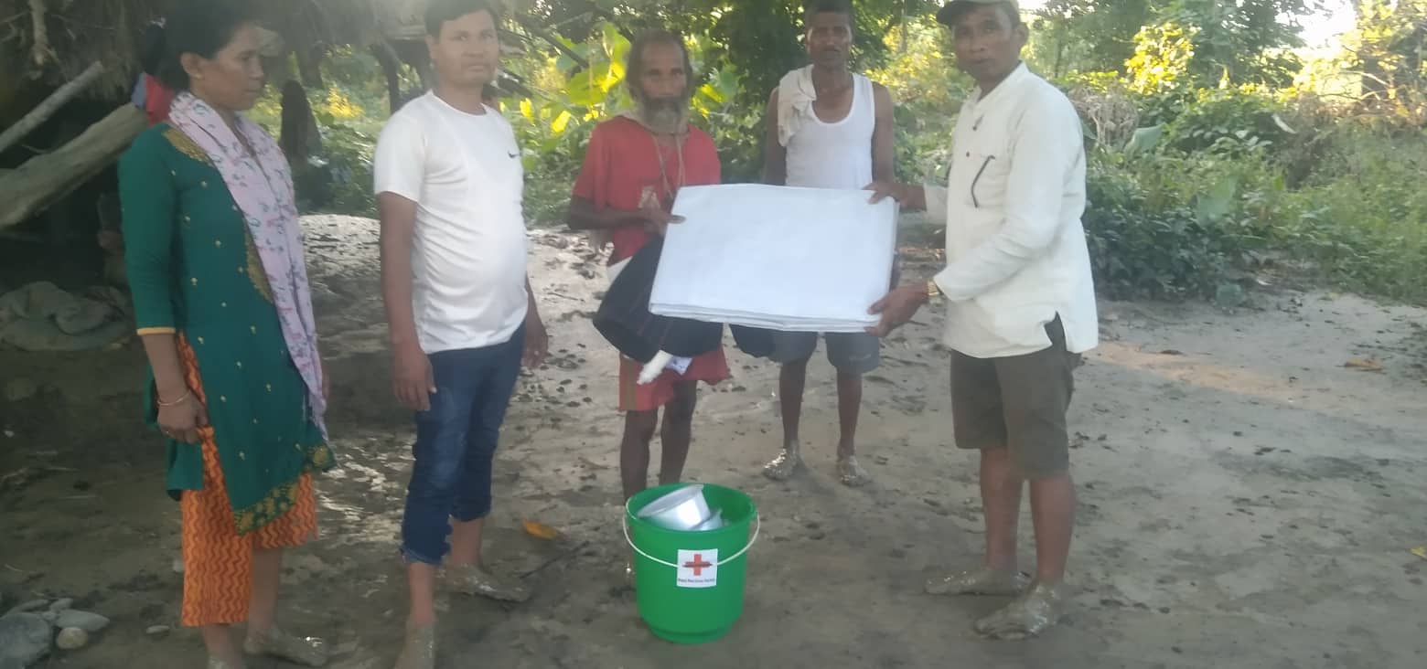 वाढीपीडितलाई लालझाडी गाँउपालिकाद्वारा राहत वितरण