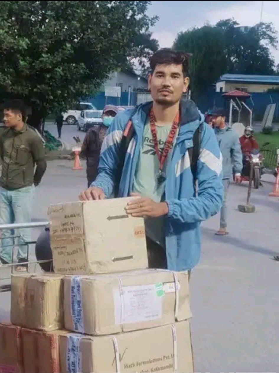 कलाकन्द कन्ट्रक्सन एण्ड सप्लायर्स का प्रबन्धक निर्देशकले बढीपिडितलाई औषधि सहयोग