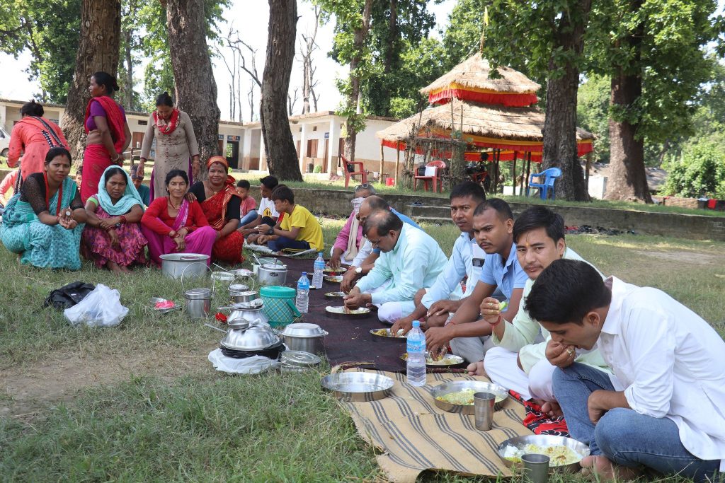 हिन्दु स्वयंसेवकलाई देवहरिया गाँउ वासिन्दाद्धारा मातृभोजन