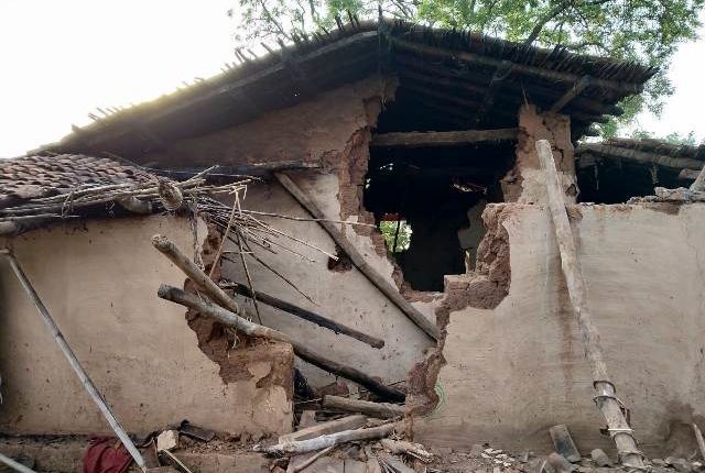 बेलडाँडीमा हात्तीले घर भत्काएको पीडितलाई राहत