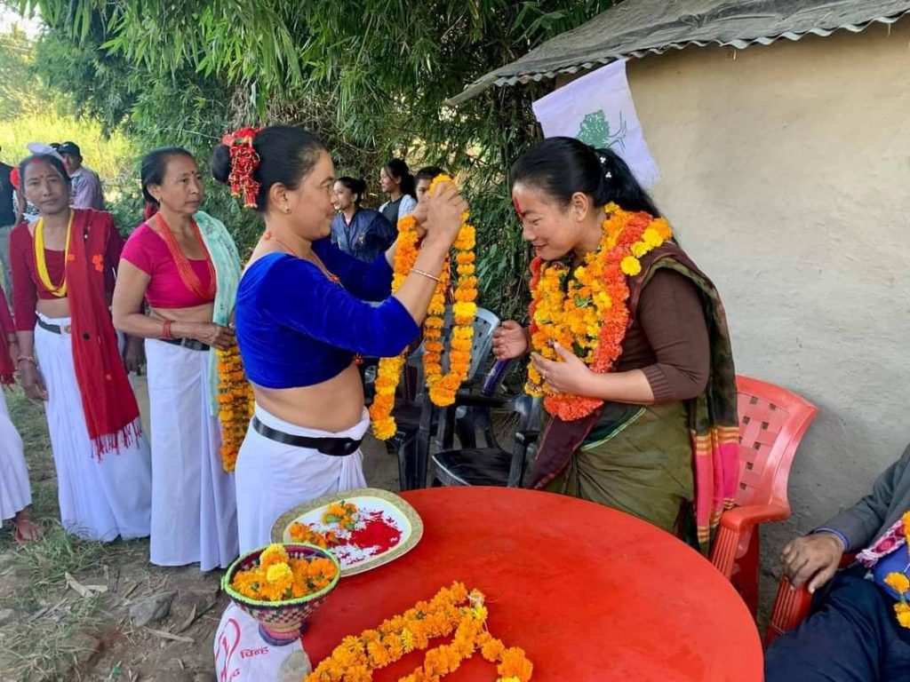 पुर्वमन्त्री मगरलाई दक्षिणी क्षेत्रका महिलाको आर्शिवाद