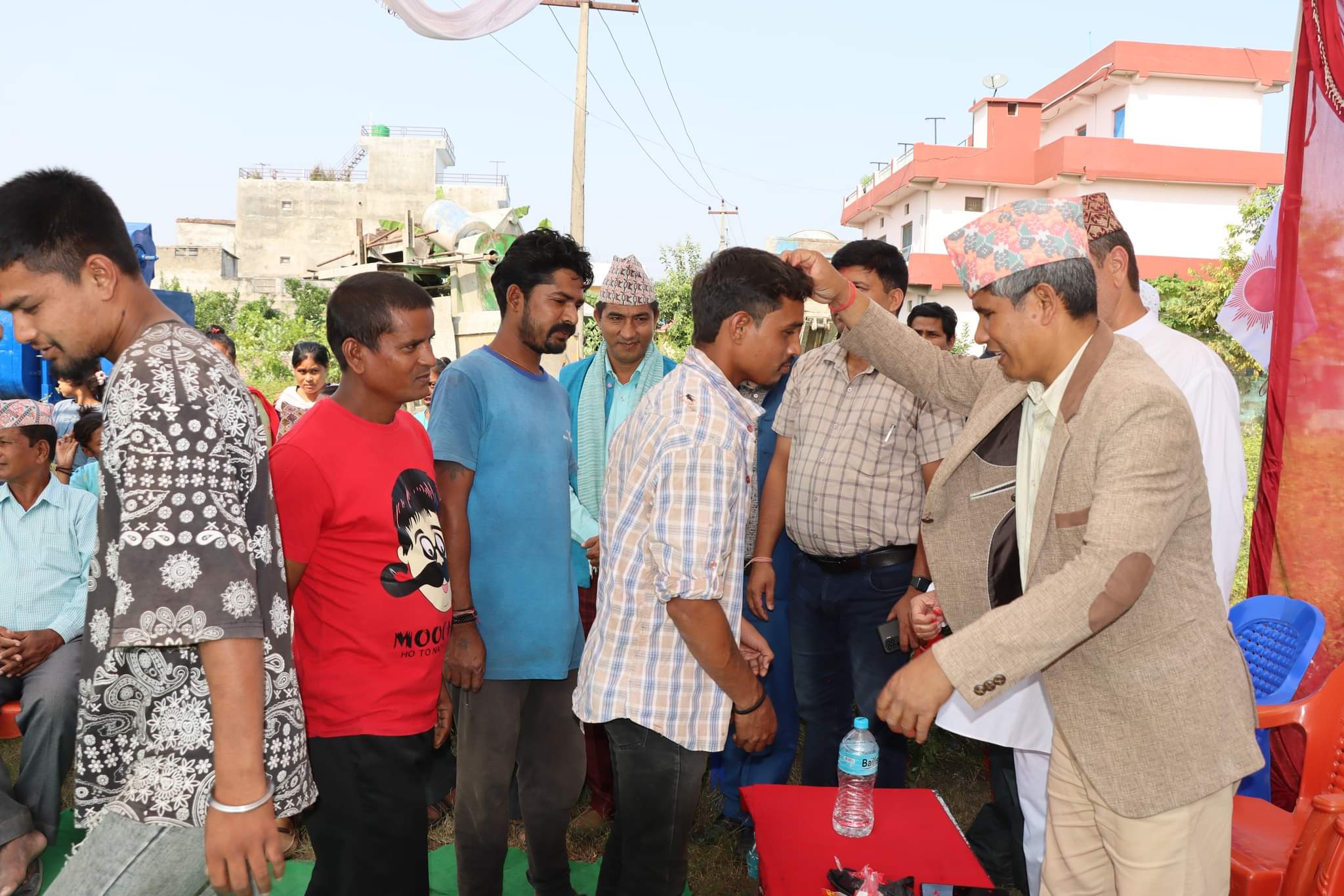 धनगढीसे सत्ता गठबन्धन निर्वाचन परिचालन सचिवसहित २०० जनै नेता कार्यकर्ता एमालेमे प्रवेश