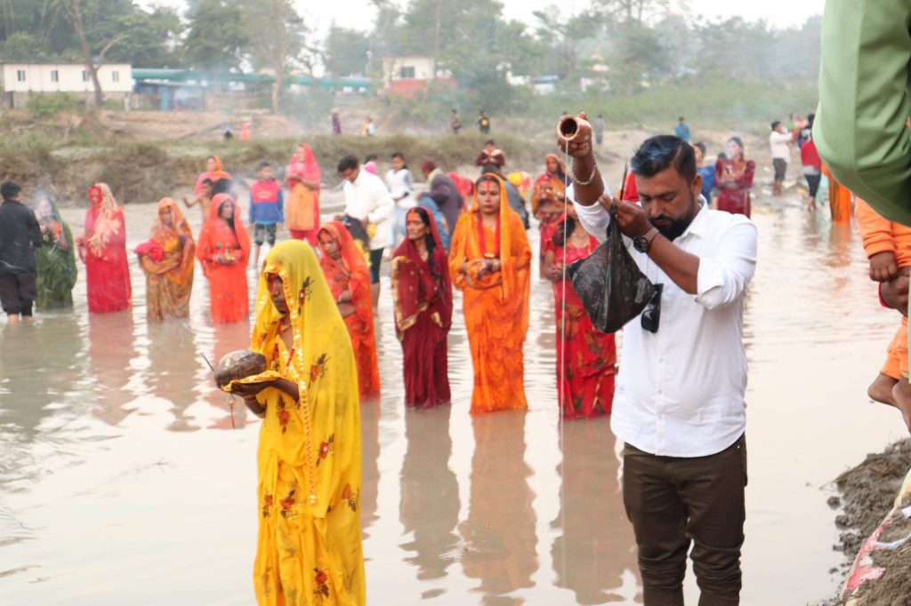 उदाउँदो सूर्यलाई अर्घ्य दिइँदै