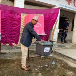 प्रतिनिधि सभा सदस्यका उम्मेदवार रानाले धनगढी मा.बि. बाट  मतदान गर्दै