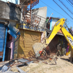 अत्तरिया बजार व्यवस्थित करन अतिक्रमित संरचना खाली करन सुरु