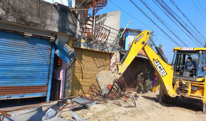 अत्तरिया बजार व्यवस्थित करन अतिक्रमित संरचना खाली करन सुरु