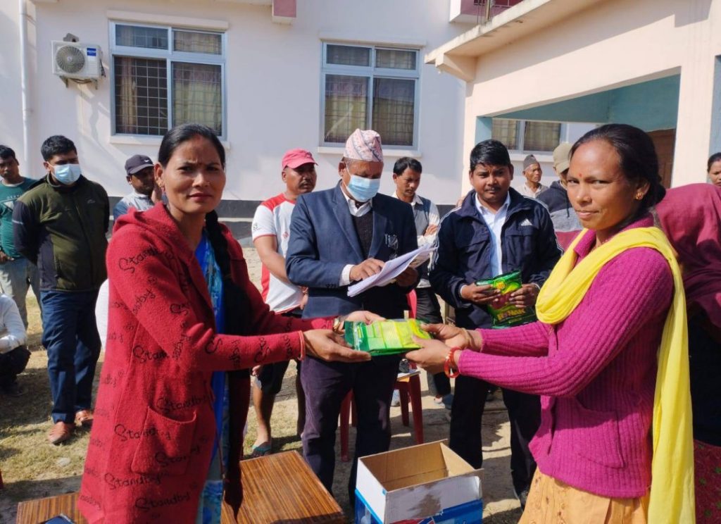 कृष्णपुर नगरपालिकालद्धारा ५० पतिशत अनुदानमा च्याउ र प्याजको बिउ वितरण