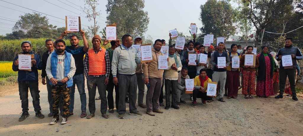 “सरकार तपाई चढ्ने चिल्लो गाडी हामी माग्दैनौं”, “हामी चिल्लो सडकमा कहिले हिड्न पाउने ?”– सरकारलाई बेलाैरी नगरपािलका ६ का स्थानीयको प्रश्न